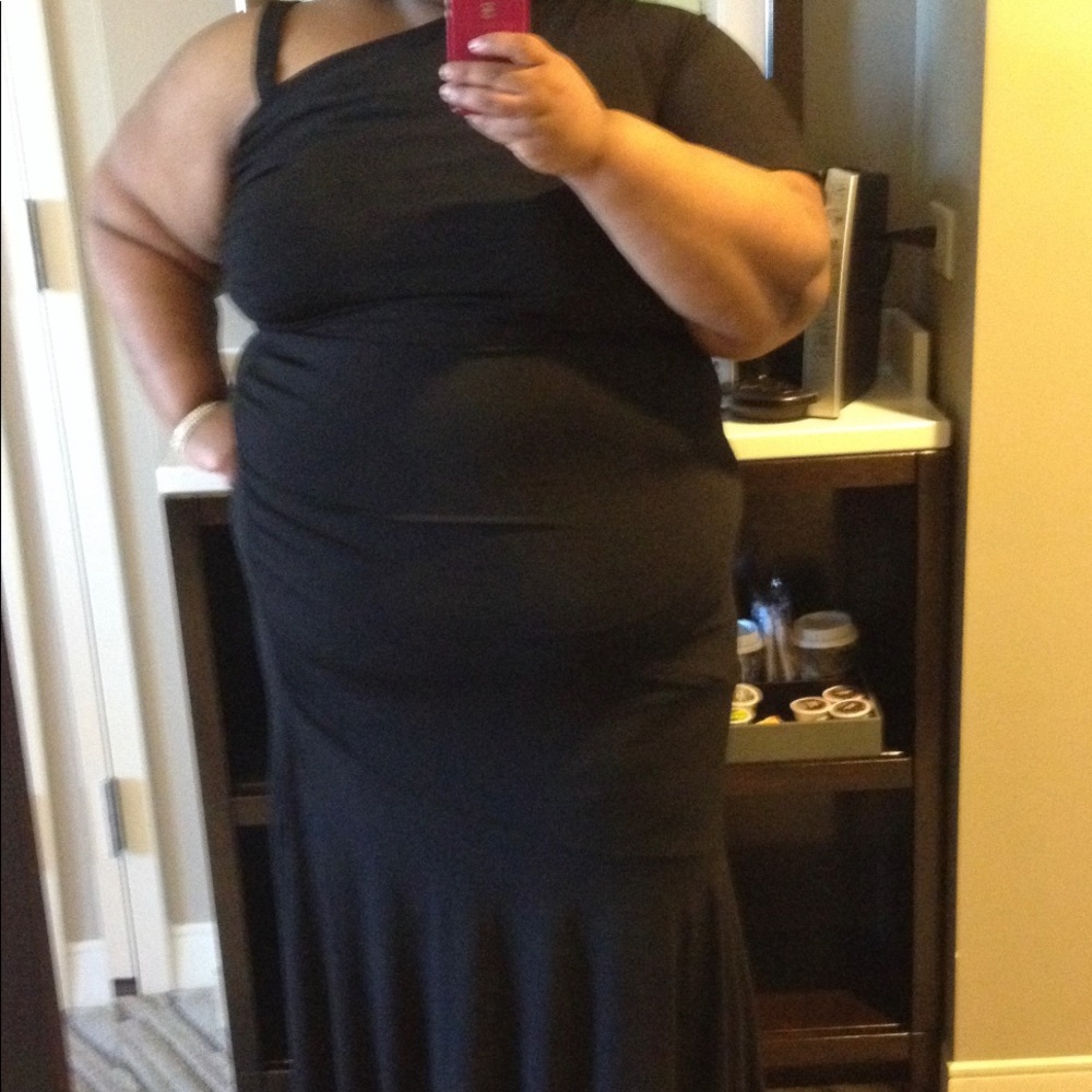 Must See! Black one shoulder evening gown